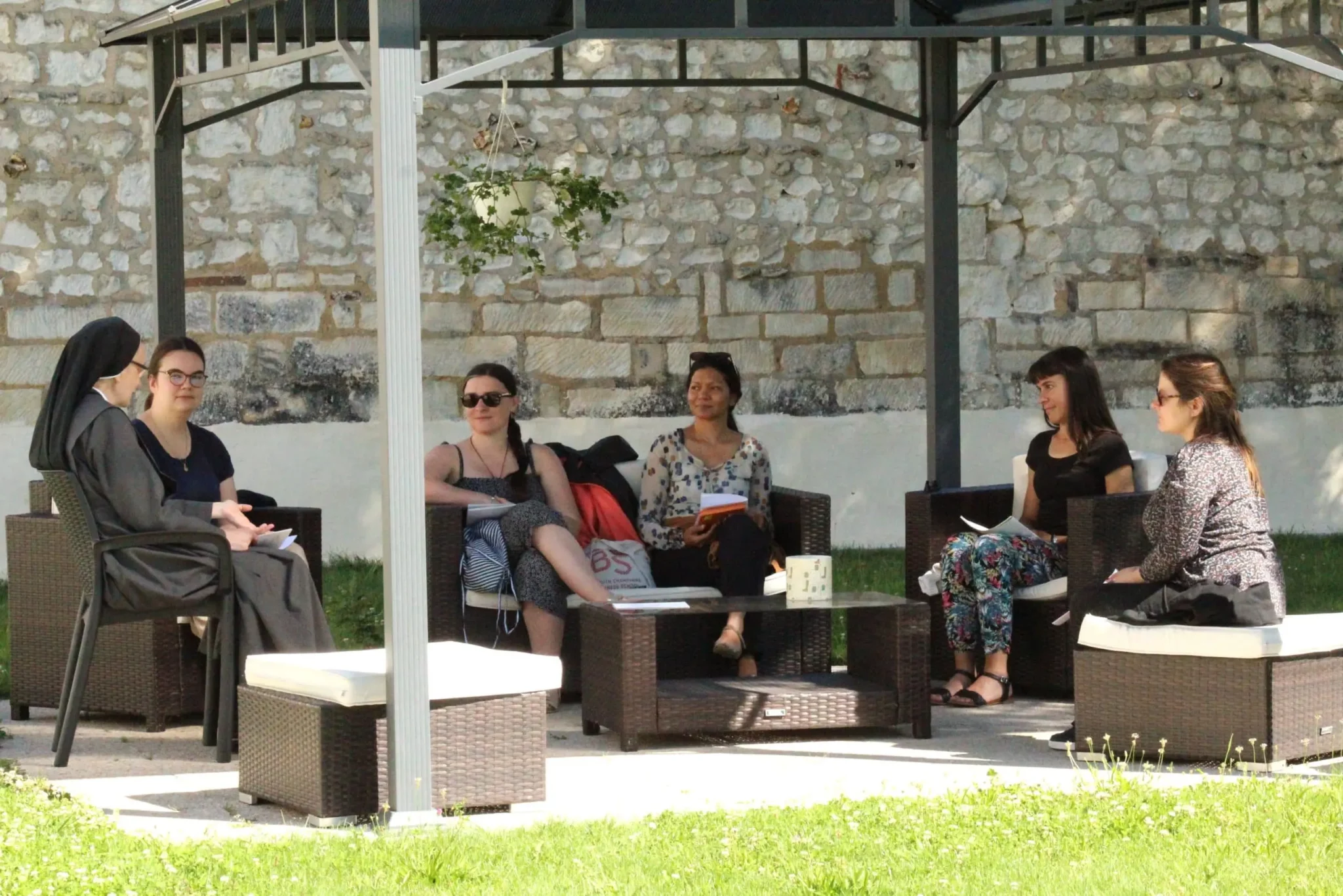 discussion dans le jardin