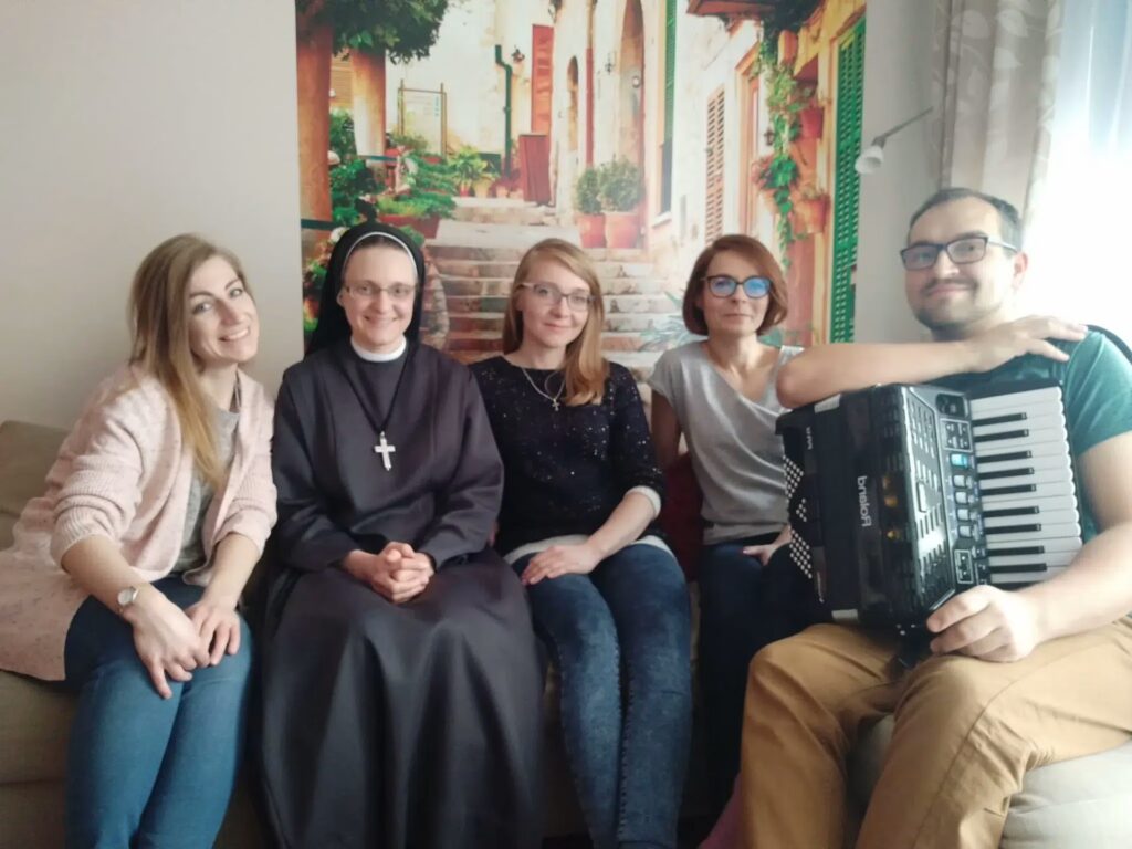 wroslaw Sr Jeanne-Delphine avec la famille qui l'a accueillie