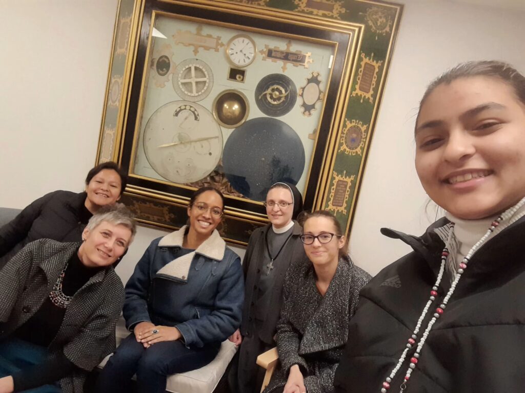 21-etre-mere-1 Selfie devant un horloge du Père Brisson