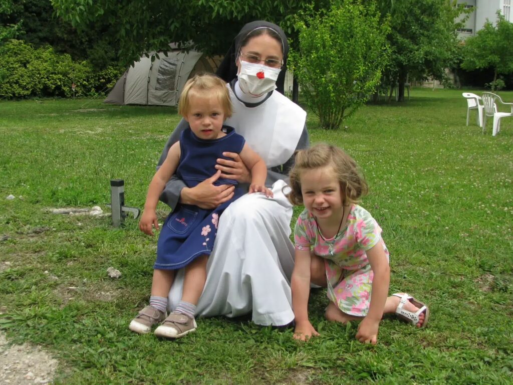 21-vocation_femme-2 ... pendant ce temps, Sr Anne-Laetitia s'occupait de ses filles.