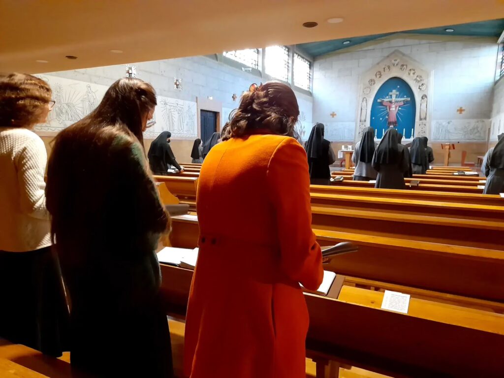 23-etre-fille-2 Les laudes avec la Communauté