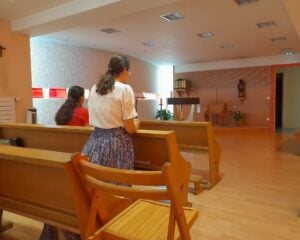 étudiantes en prière à la chapelle du foyer de Paris